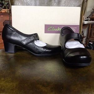 ✨SOLD✨ Black leather Clarks. New with box